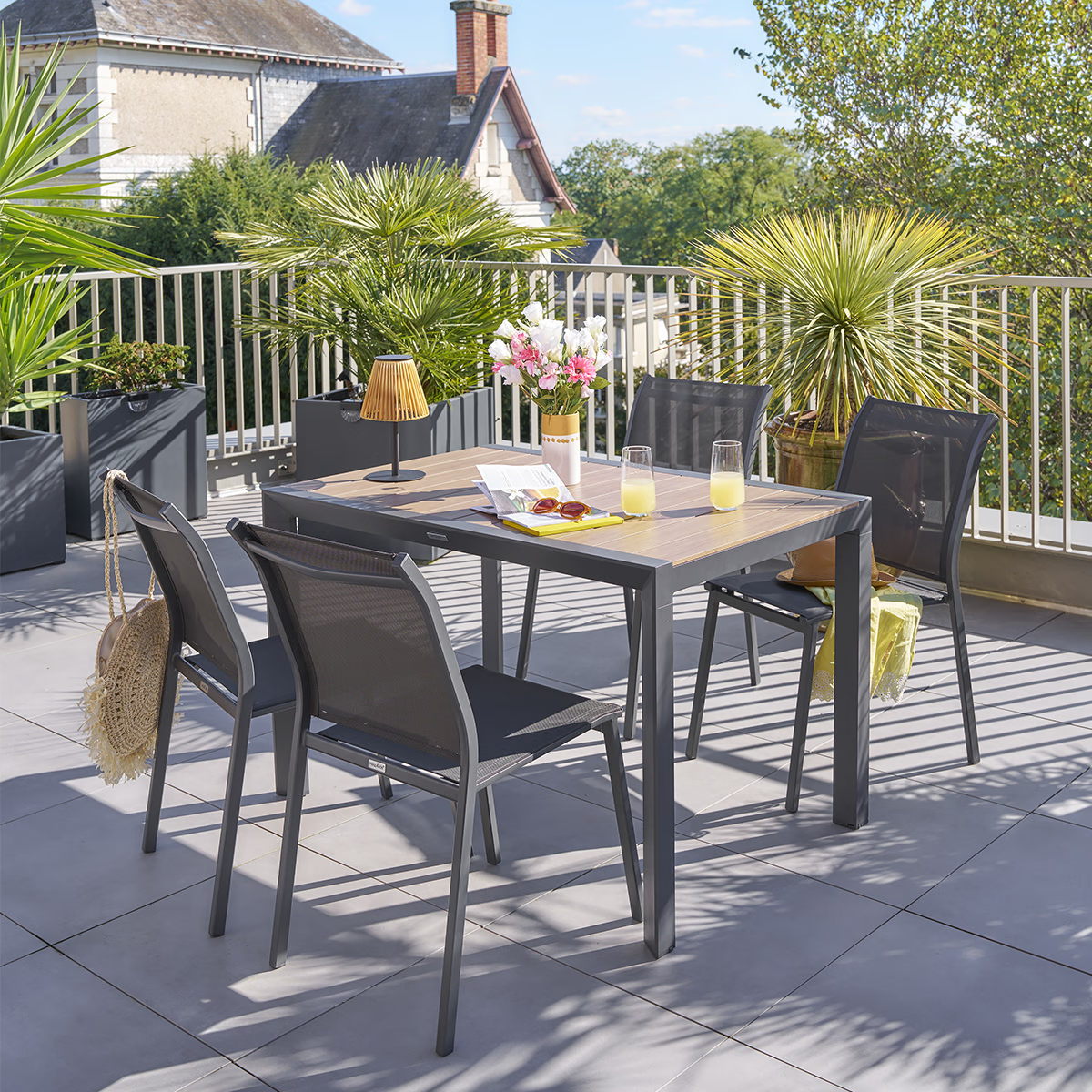 Iselane™ | Table de Jardin Effet Bois Honey & Graphite 4 Places