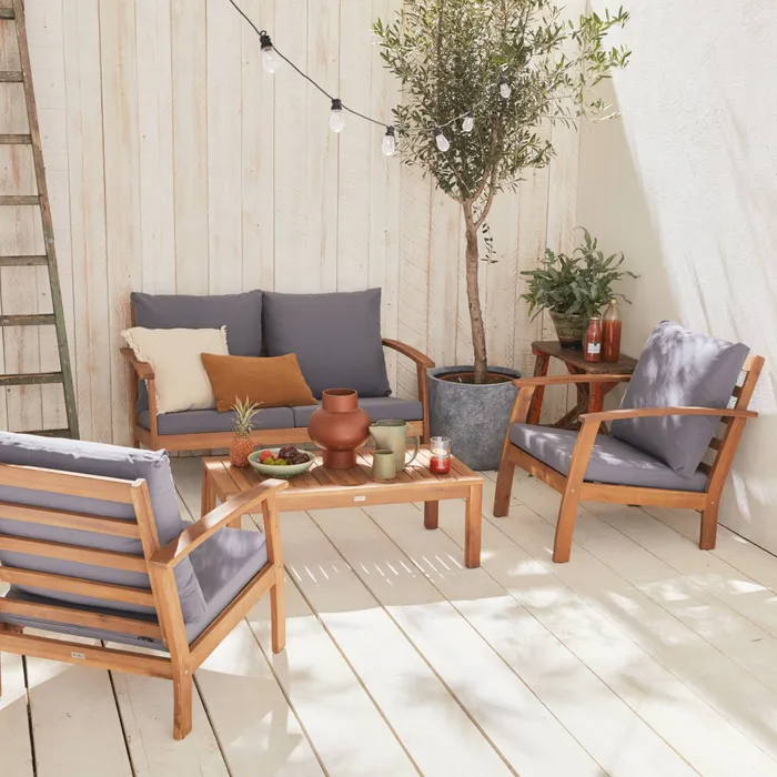 Salon de jardin SWEEEK Ushuaïa en bois – Canapé 2 places, 2 chaises simples & table basse avec coussins gris